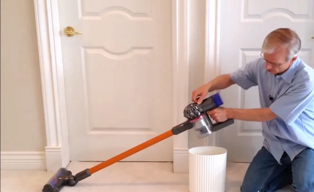 Emptying the Dyson V8